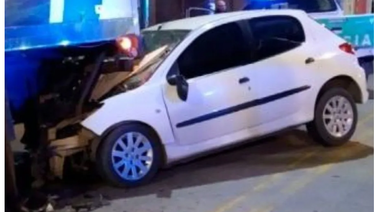 Trágico accidente en Quilmes: un auto se incrustó debajo de un camión