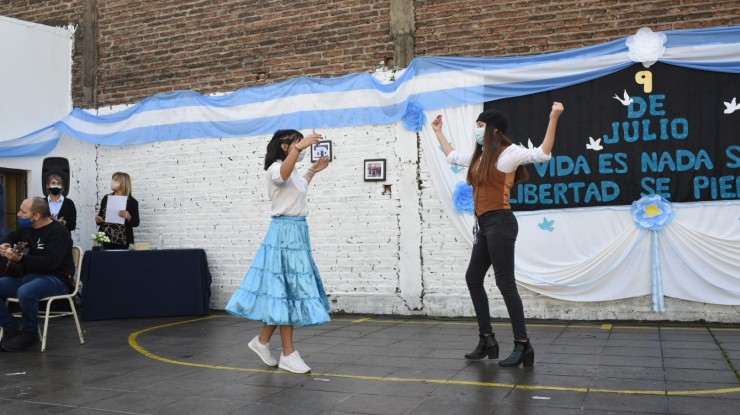 Las escuelas varelenses vestidas de celeste y blanco