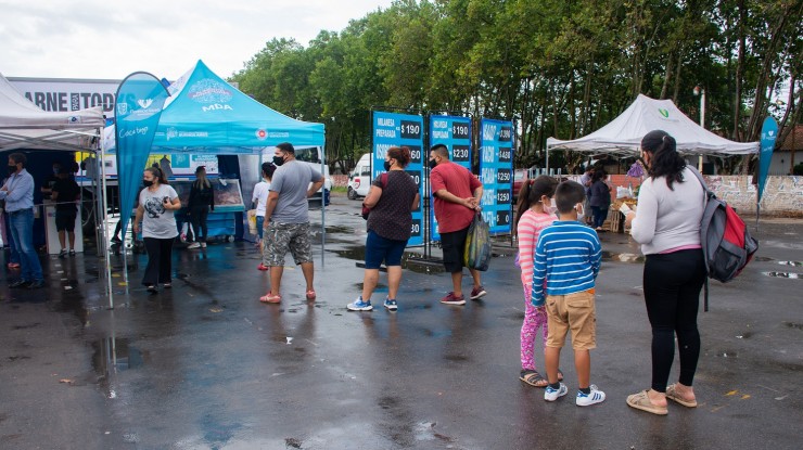 Lunes y martes, Mercado Activo en la estación Varela