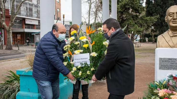 Homenaje de representantes del peronismo varelense al general Perón