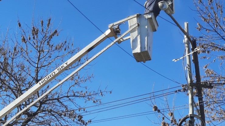 Labores de reparación de luminarias en barrios varelenses