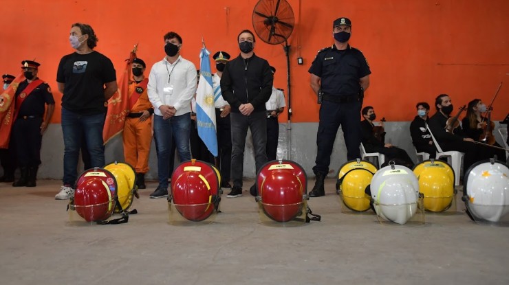 Emotivo homenaje a bomberos varelenses fallecidos en el incendio en Barracas