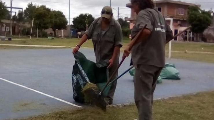 Labores de limpieza en espacios verdes