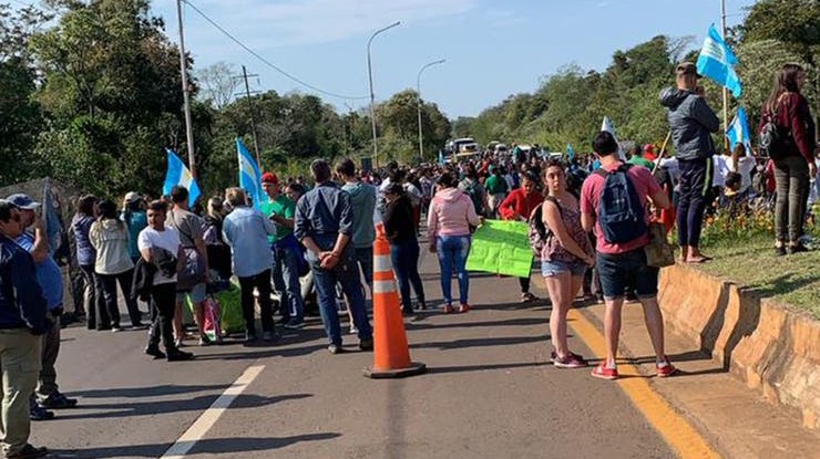 Violenta protesta en el acceso al aeropuerto de Iguazú