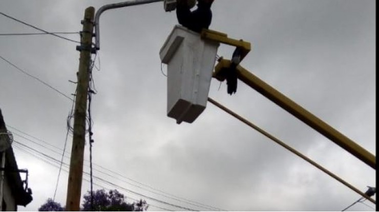 Reparación de luminarias en barrios varelenses