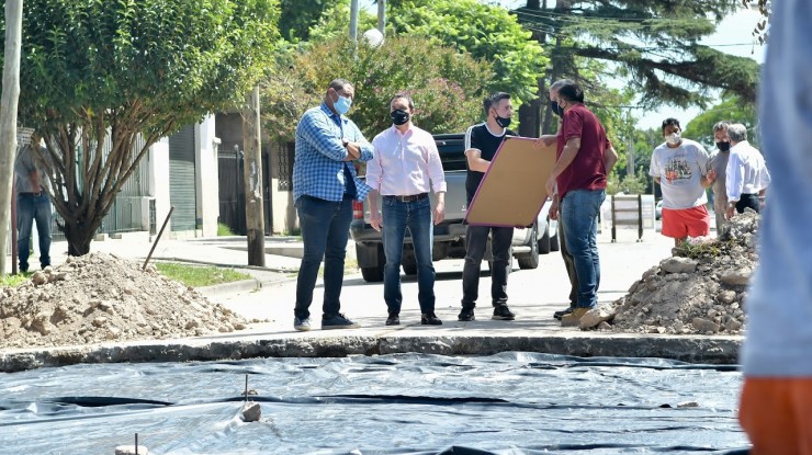 Watson corroboró el progreso del plan para restaurar la red vial del distrito