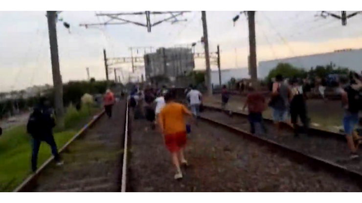 Pasajeros persiguieron a protestantes en el corte del tren Roca