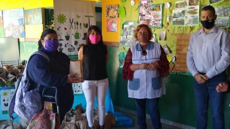 Entrega de plantines en la Escuela Primaria N° 37 de La Sirena