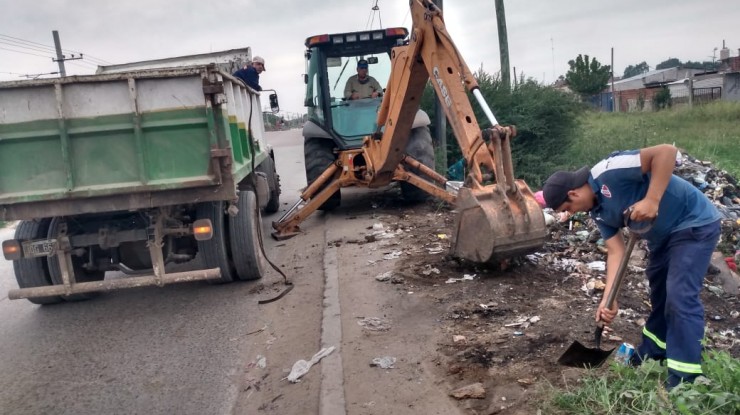 Trabajos de saneamiento hidráulico en barrios varelenses