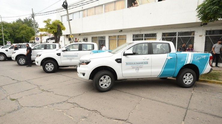 Watson entregó nuevas camionetas a Desarrollo Social